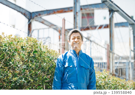 作業服を着たシニア男性のポートレート 作業服を着たシニア男性のポートレート 139558840