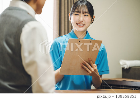 訪問介護でヒアリングをする女性のホームヘルパー 訪問介護でヒアリングをする女性のホームヘルパー 139558853