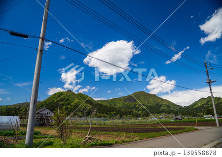 田園風景 青空 山 農地 電柱 電線 田舎 日本 風景 自然 晴天 春 夏 背景素材 139558878