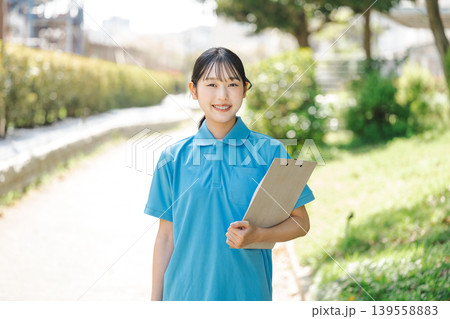 介護職員の若い女性の屋外ポートレート 介護職員の若い女性の屋外ポートレート 139558883
