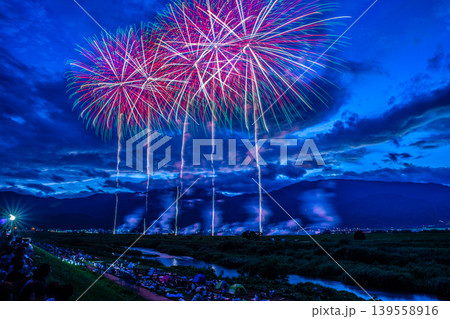 夕暮れ時の「神明の花火」(山梨県) 夕暮れ時の「神明の花火」(山梨県) 139558916