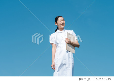 白衣を着た看護師の若い女性 白衣を着た看護師の若い女性 139558939