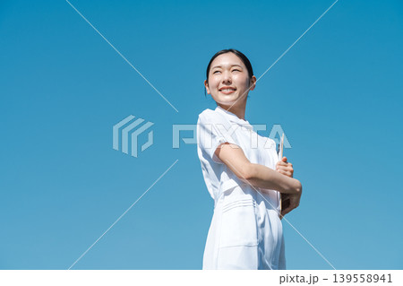 白衣を着た看護師の若い女性 白衣を着た看護師の若い女性 139558941