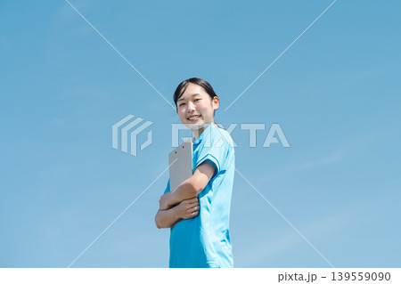 介護士の若い女性のポートレート 139559090