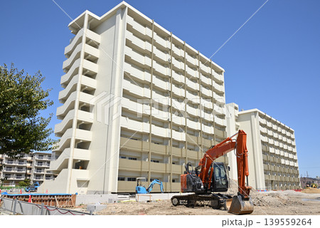 重機が働く集合住宅の建設現場1 重機が働く集合住宅の建設現場1 139559264