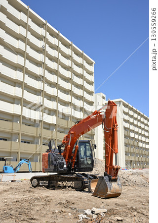 重機が働く集合住宅の建設現場3 重機が働く集合住宅の建設現場3 139559266