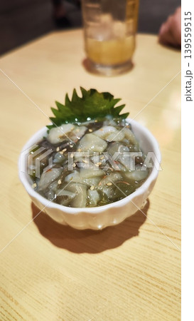 居酒屋で味わうたこわさびのクローズアップ 139559515