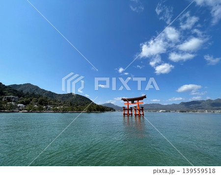 海に浮かぶ厳島神社の大鳥居と瀬戸内の風景 海に浮かぶ厳島神社の大鳥居と瀬戸内の風景 139559518