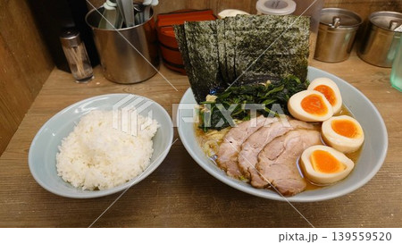 白ご飯と一緒に味わう家系ラーメン 白ご飯と一緒に味わう家系ラーメン 139559520