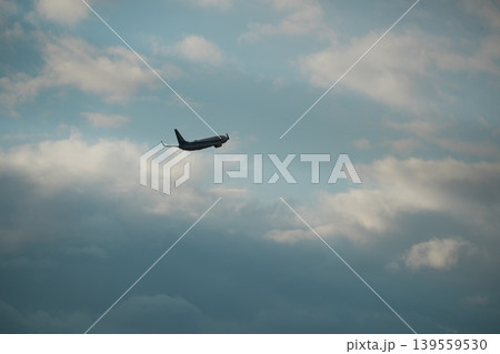 青空へ飛び立つ飛行機のシルエット 青空へ飛び立つ飛行機のシルエット 139559530