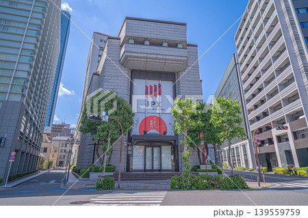 東京証券取引所の外観と兜町の金融街(斜め構図)【東京都中央区】 東京証券取引所の外観と兜町の金融街(斜め構図)【東京都中央区】 139559759