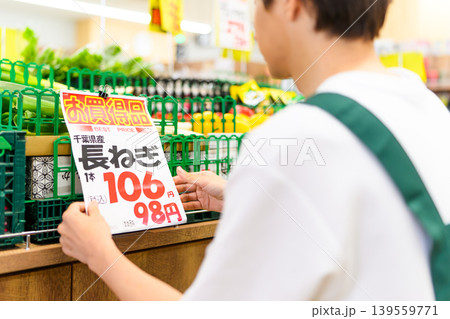 スーパーで値札を貼る店員 スーパーで値札を貼る店員 139559771