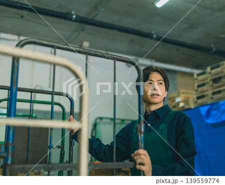 倉庫で働く男性作業員 倉庫で働く男性作業員 139559774