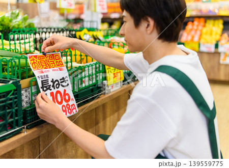 買い物客が値札を確認 買い物客が値札を確認 139559775