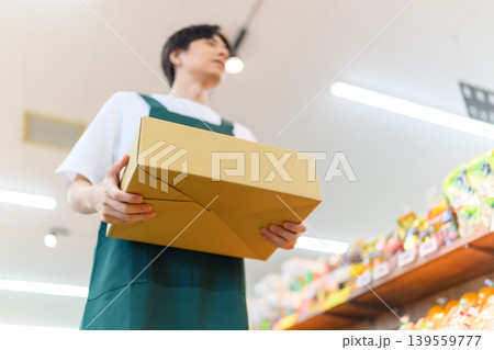 店舗で段ボールを持つ男性 店舗で段ボールを持つ男性 139559777