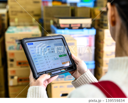 倉庫でタブレット操作する女性 139559834