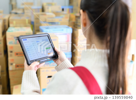 倉庫でタブレット操作する女性 倉庫でタブレット操作する女性 139559840