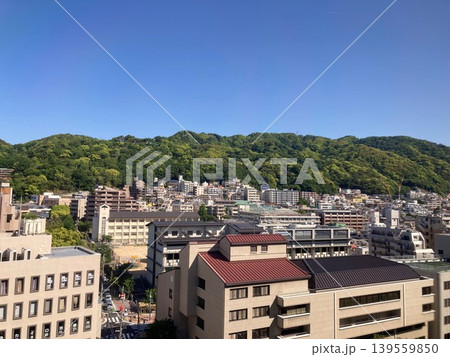 神戸市中央区 新緑に包まれる市章山と碇山 139559850