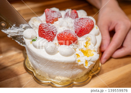 少しぐちゃぐちゃになりながらケーキを一生懸命切り分ける様子 少しぐちゃぐちゃになりながらケーキを一生懸命切り分ける様子 139559976