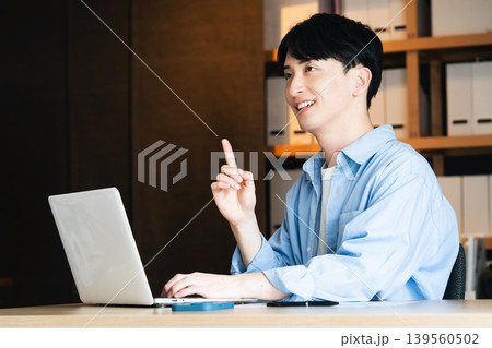 オンラインミーティングをするビジネスマン 139560502