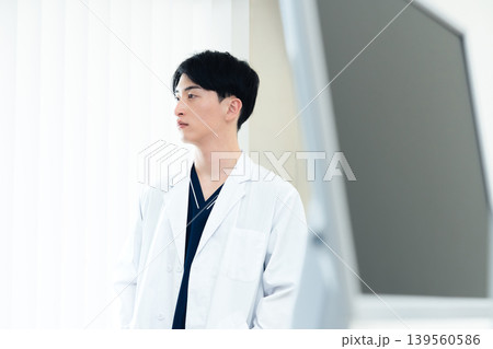 病院で働く若い男性 病院で働く若い男性 139560586
