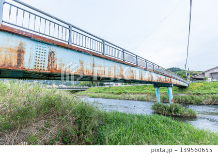 河川に掛かる錆が来ている歩行者用橋 河川に掛かる錆が来ている歩行者用橋 139560655