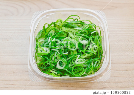 料理の薬味用にカットされた新鮮な京野菜・九条ねぎ 料理の薬味用にカットされた新鮮な京野菜・九条ねぎ 139560852