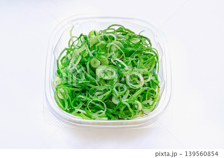 料理の薬味用にカットされた新鮮な京野菜・九条ねぎ 料理の薬味用にカットされた新鮮な京野菜・九条ねぎ 139560854