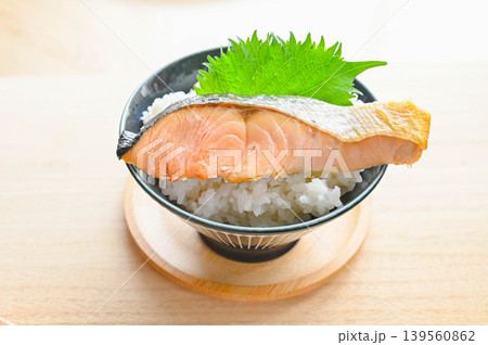白米に乗せた焼鮭の切り身 大葉添え 白米に乗せた焼鮭の切り身 大葉添え 139560862