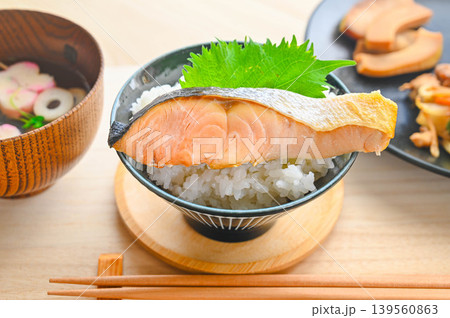 白米に乗せた焼鮭の切り身　大葉添え 139560863