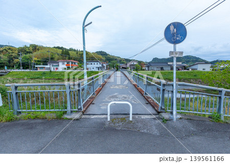 歩行者用の橋 田舎の通学路 歩行者用の橋 田舎の通学路 139561166