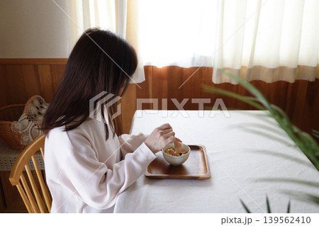グラノーラの朝食を食べる女性 グラノーラの朝食を食べる女性 139562410