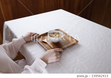 グラノーラの朝食を食べる女性の手元 グラノーラの朝食を食べる女性の手元 139562413