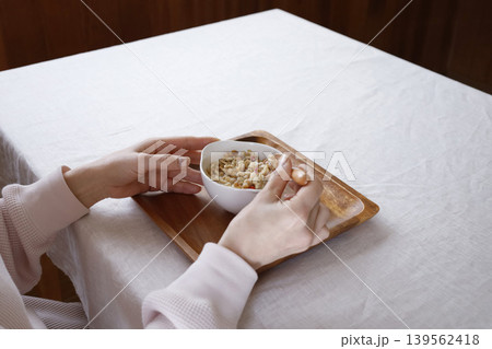 グラノーラの朝食を食べる女性の手元 グラノーラの朝食を食べる女性の手元 139562418