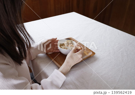 グラノーラの朝食を食べる女性の手元 グラノーラの朝食を食べる女性の手元 139562419