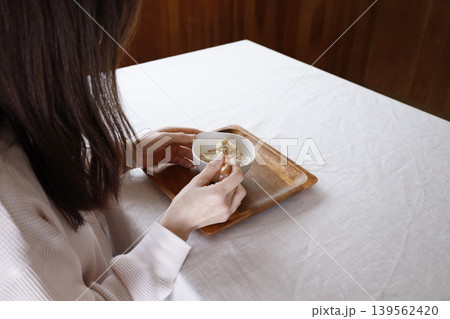 グラノーラの朝食を食べる女性の手元 グラノーラの朝食を食べる女性の手元 139562420