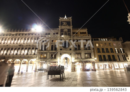 イタリア　ヴェネツィア旧市街　サン・マルコ時計塔の夜景 139562843