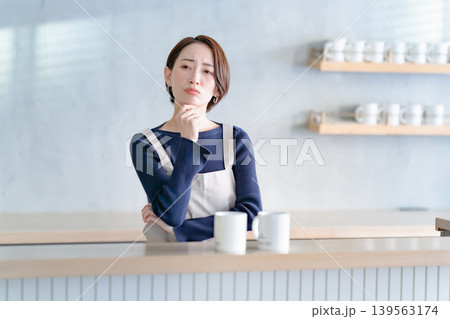 キッチンで考える女性 キッチンで考える女性 139563174
