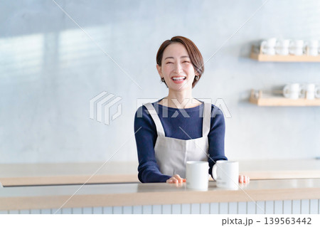 エプロン姿の女性 エプロン姿の女性 139563442