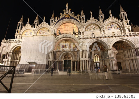 イタリア　ヴェネツィア旧市街　サン・マルコ寺院の夜景 139563503