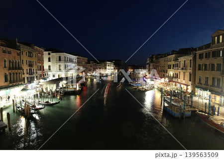 イタリア ヴェネツィア旧市街 リアルト橋から望む大運河の夜景 イタリア ヴェネツィア旧市街 リアルト橋から望む大運河の夜景 139563509