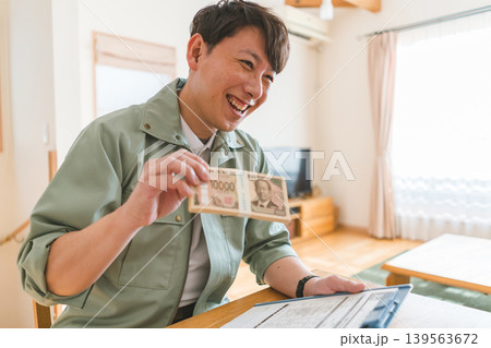 40‑something worker 139563672