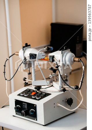 Medical Electrophysiology Research Apparatus with Bipolar Electrodes for Neural Stimulation Testing in Laboratory Setting Medical Electrophysiology Research Apparatus with Bipolar Electrodes for Neural Stimulation Testing in Laboratory Setting 139563787