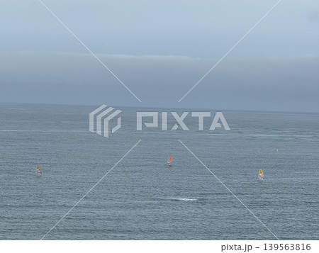 海に浮かぶウインドサーフィン 139563816