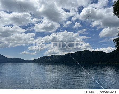 真夏の田沢湖に浮かぶ雲 真夏の田沢湖に浮かぶ雲 139563824