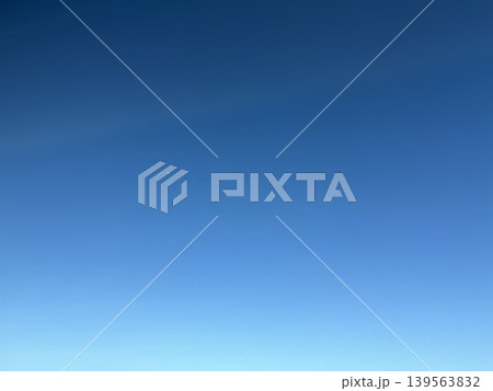 青空に浮かぶ有明月 青空に浮かぶ有明月 139563832