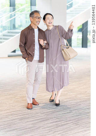 デートするシニア夫婦 139564481