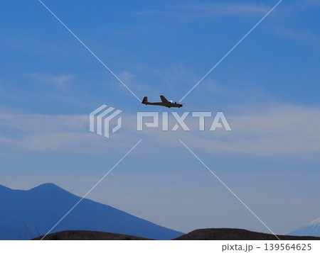 霧ヶ峰高原を飛ぶグライダー 139564625