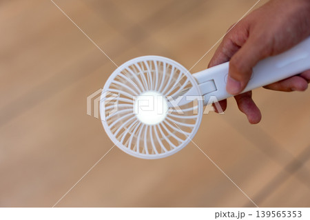 夏の必需品、ハンディファン 139565353
