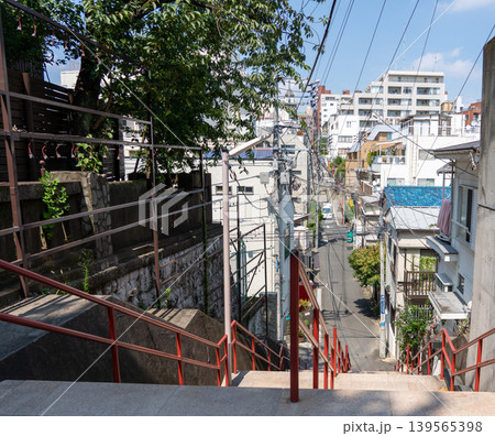 坂道と密集する住宅街の石段 139565398